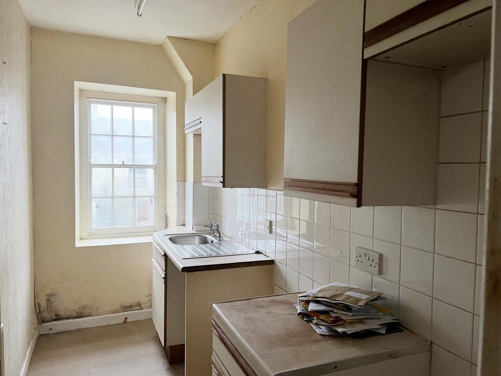 Lot: 70 - TERRACED COTTAGE FOR UPDATING WITH GARDEN -